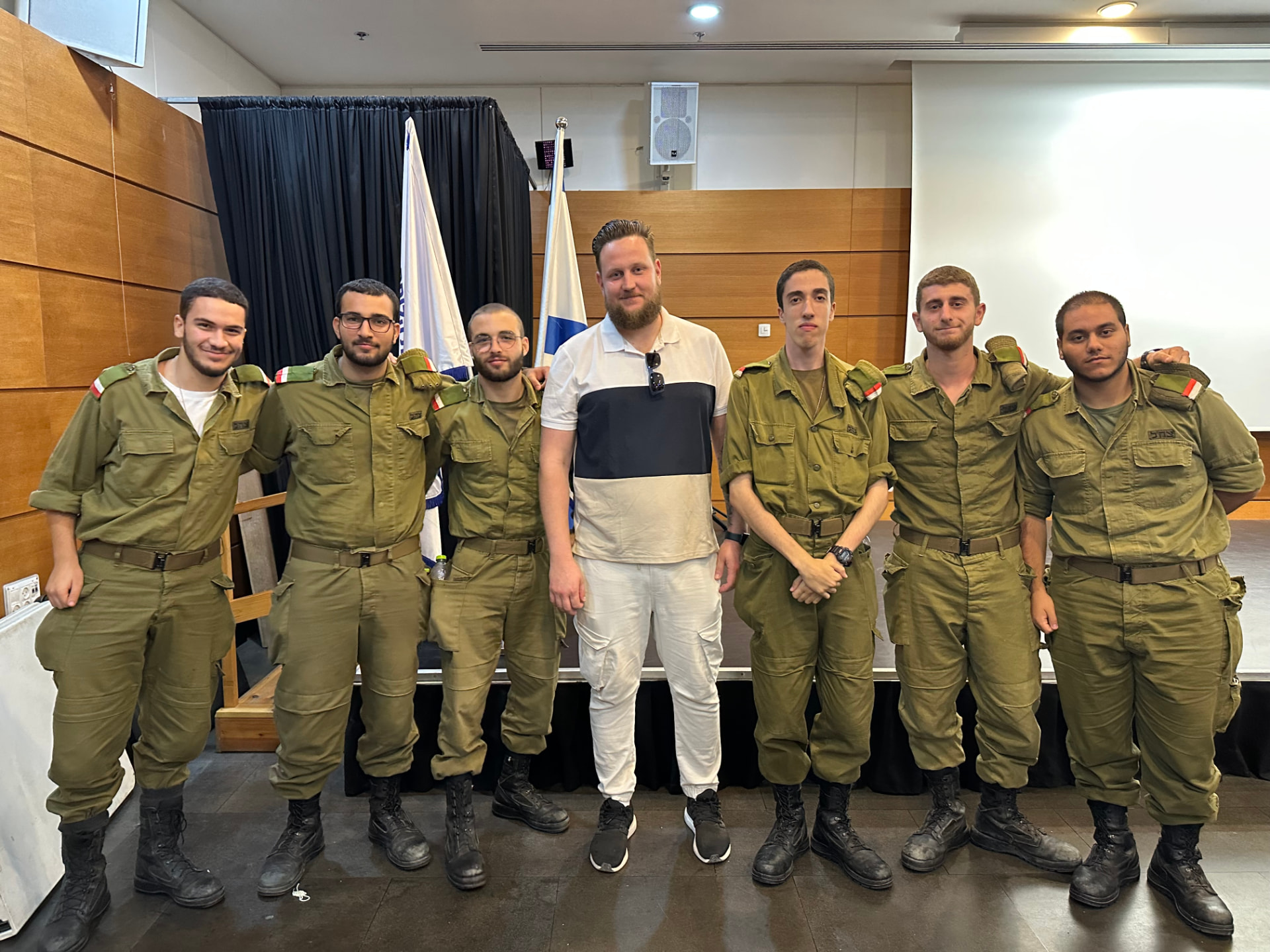 סלבה פיטקביץ׳ עם חיילים בסיום הרצאה